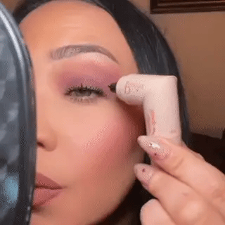 Rotating Dual-Wing Eyeliner